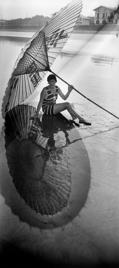 jacques-henri-lartigue-bibi-sombra-y-reflejo-hendaya-agosto-de-1927-fotografia-de-j-h-lartigue-copy-ministere-de-la-cu